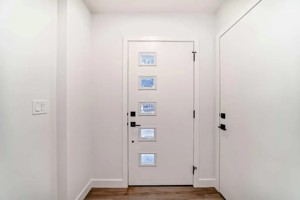 30 Rochester View NW Calgary AB T3L 0M8