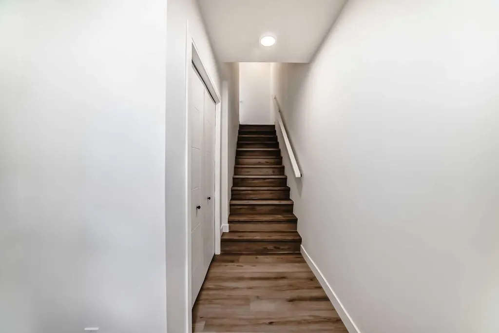30 Rochester View NW Calgary AB T3L 0M8