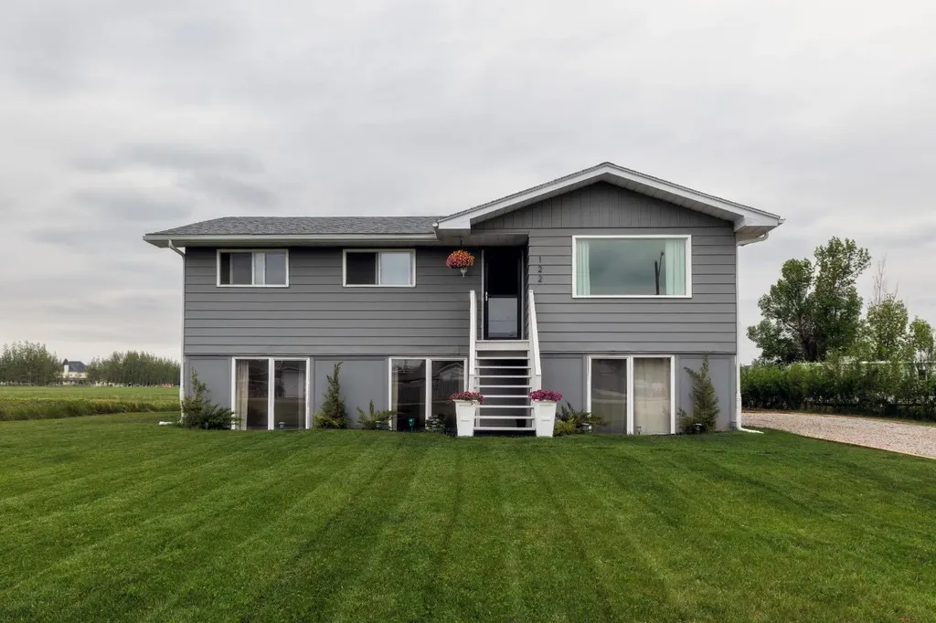 122 S 3 Street W Magrath AB T0K 1J0