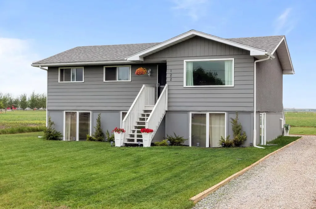 122 S 3 Street W Magrath AB T0K 1J0