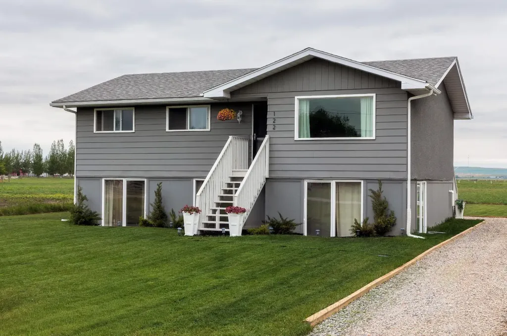 122 S 3 Street W Magrath AB T0K 1J0