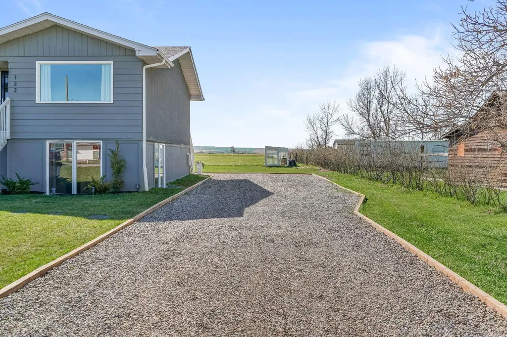 122 S 3 Street W Magrath AB T0K 1J0
