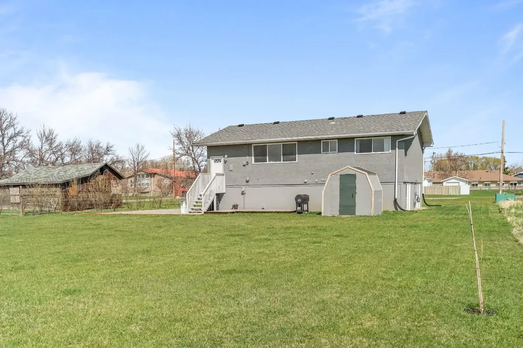 122 S 3 Street W Magrath AB T0K 1J0