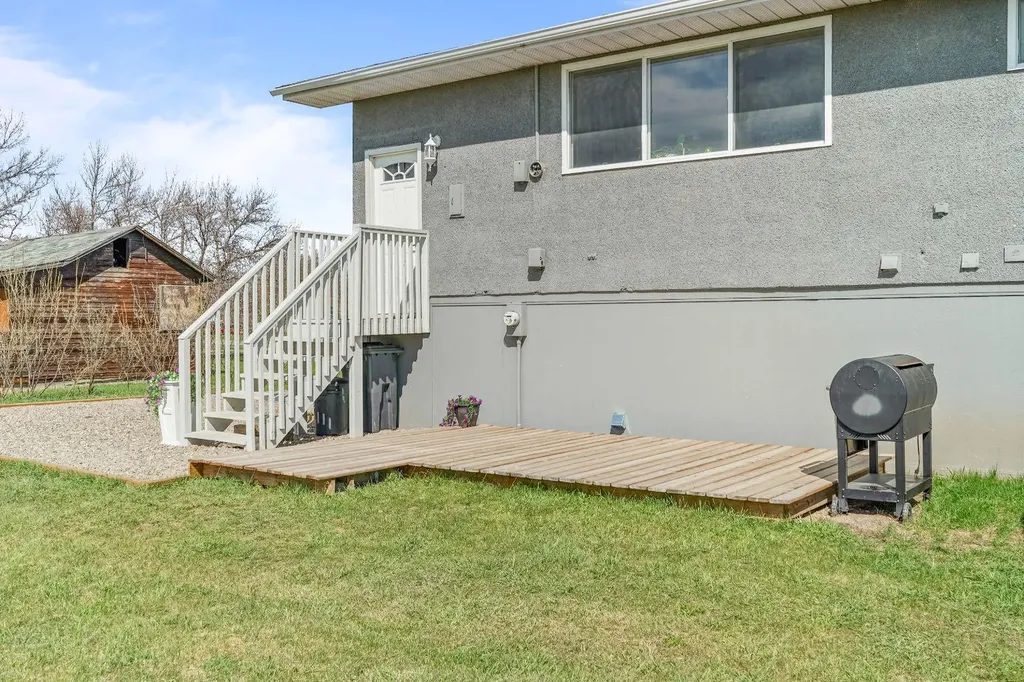 122 S 3 Street W Magrath AB T0K 1J0