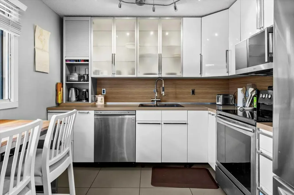 27 Silver Springs Drive NW Calgary AB T3N 4N3
