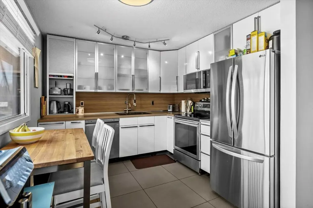 27 Silver Springs Drive NW Calgary AB T3N 4N3