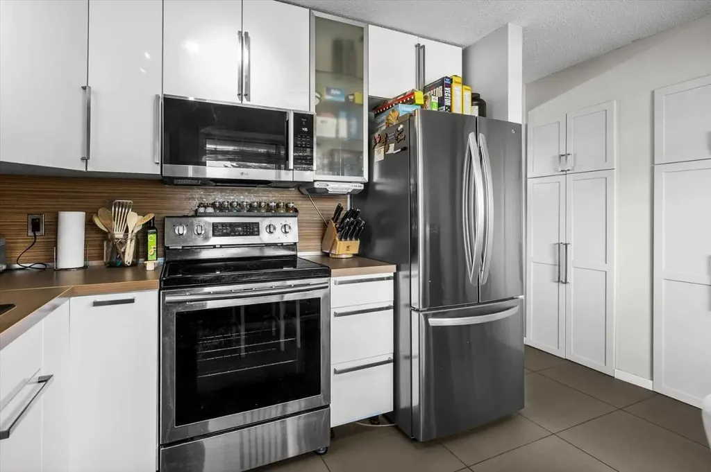 27 Silver Springs Drive NW Calgary AB T3N 4N3