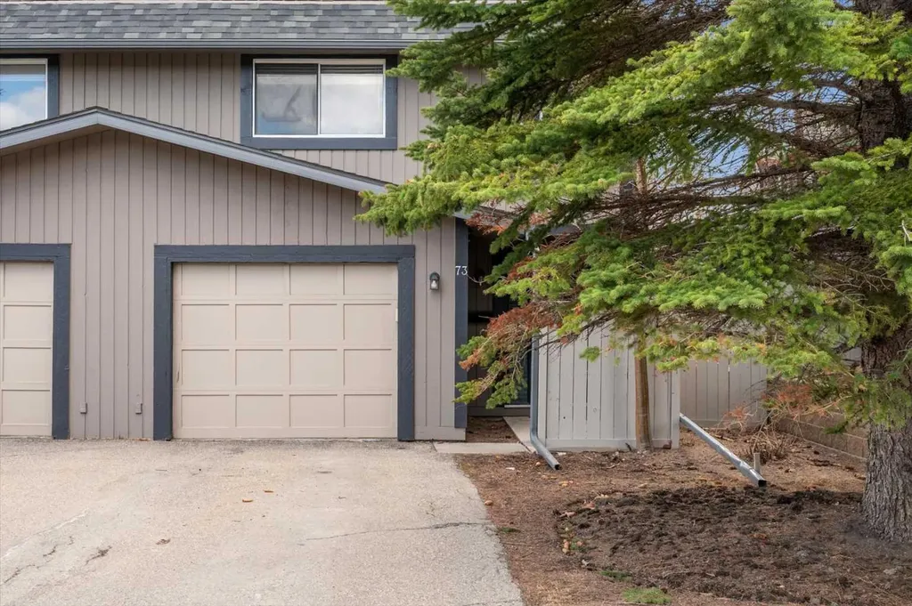 27 Silver Springs Drive NW Calgary AB T3N 4N3