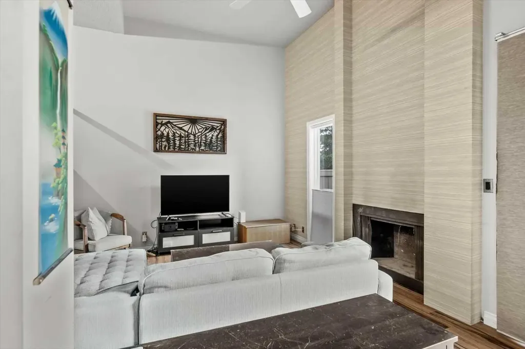 27 Silver Springs Drive NW Calgary AB T3N 4N3