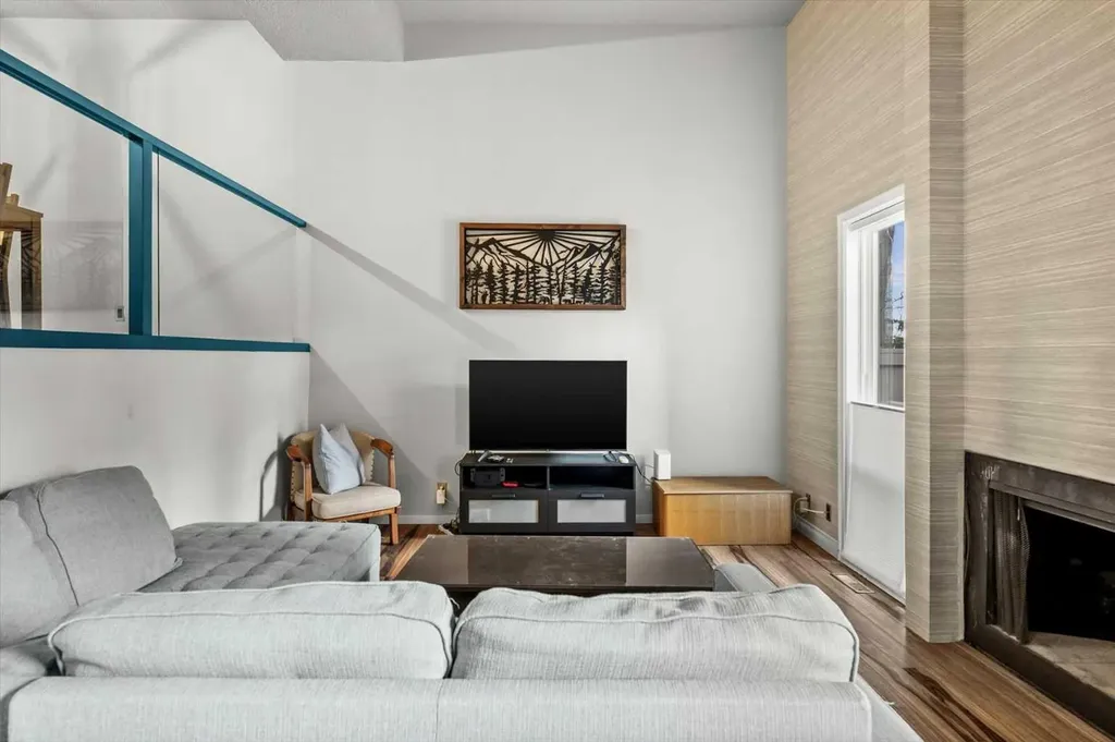 27 Silver Springs Drive NW Calgary AB T3N 4N3