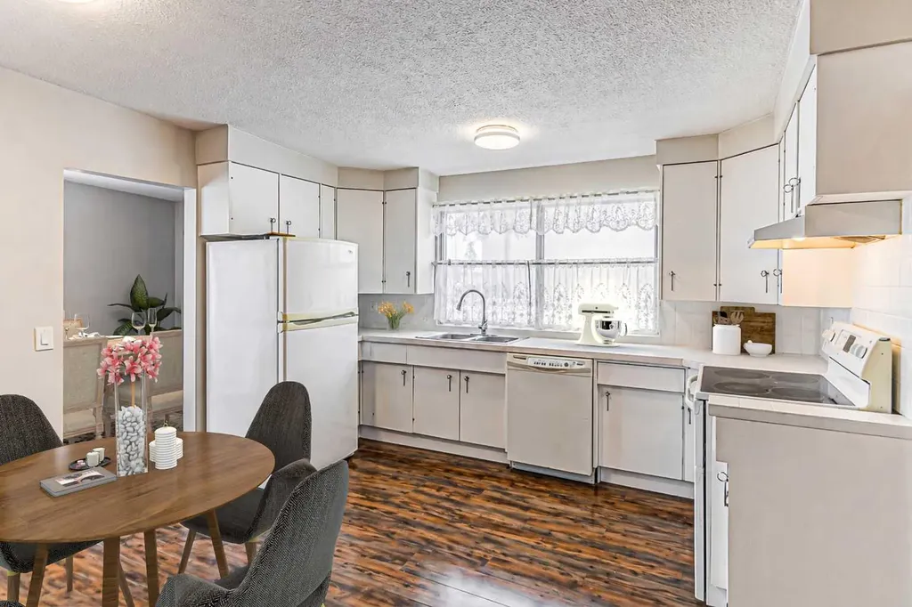 5636 37 Street SW Calgary AB T3E 5M6