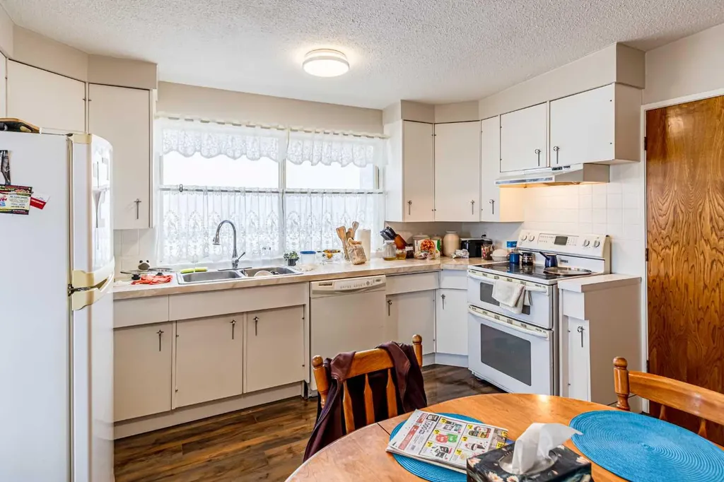 5636 37 Street SW Calgary AB T3E 5M6