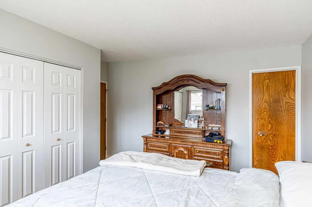 5636 37 Street SW Calgary AB T3E 5M6