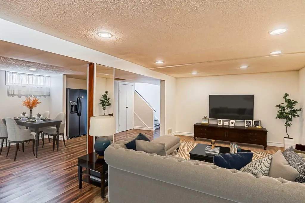 5636 37 Street SW Calgary AB T3E 5M6