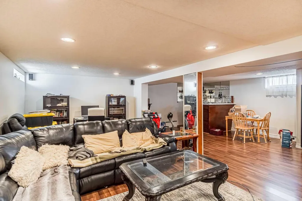 5636 37 Street SW Calgary AB T3E 5M6