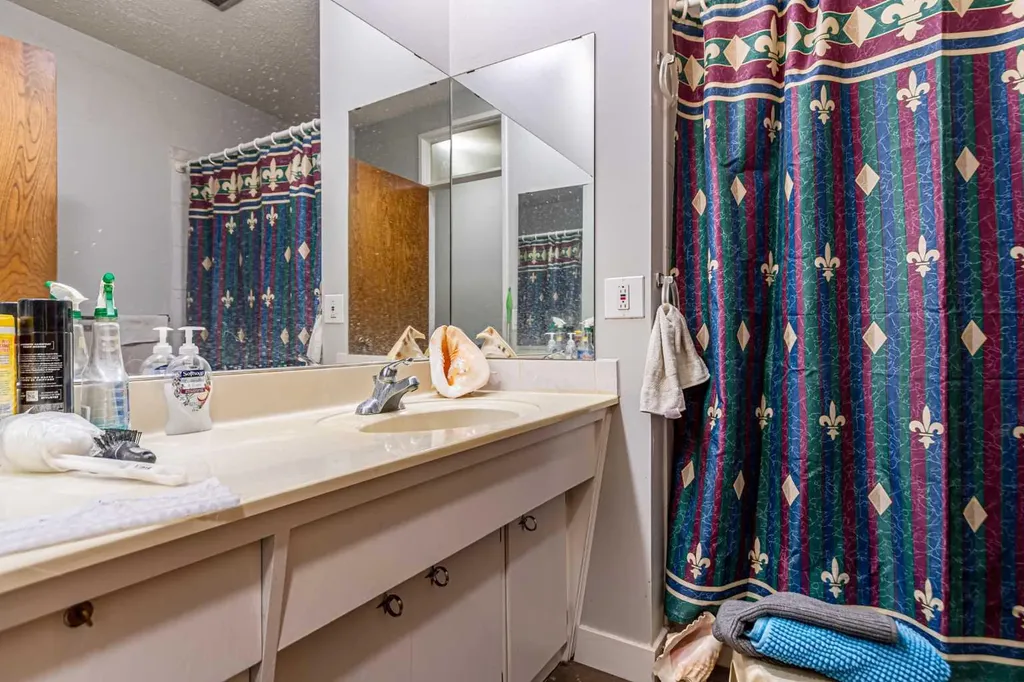 5636 37 Street SW Calgary AB T3E 5M6