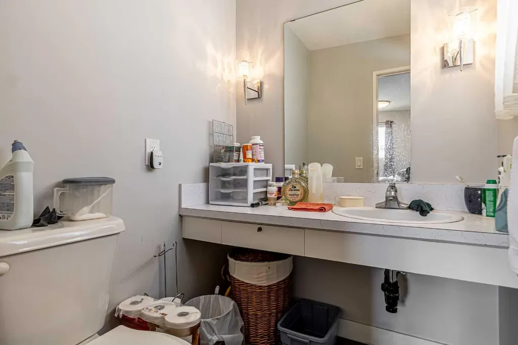 5636 37 Street SW Calgary AB T3E 5M6