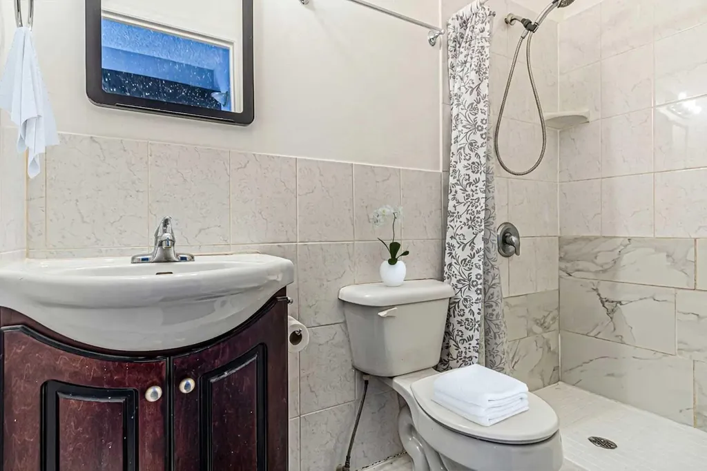 5636 37 Street SW Calgary AB T3E 5M6