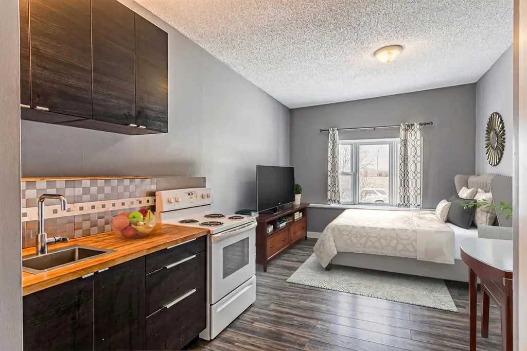 5636 37 Street SW Calgary AB T3E 5M6