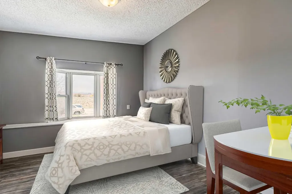 5636 37 Street SW Calgary AB T3E 5M6