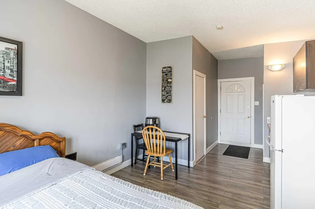 5636 37 Street SW Calgary AB T3E 5M6