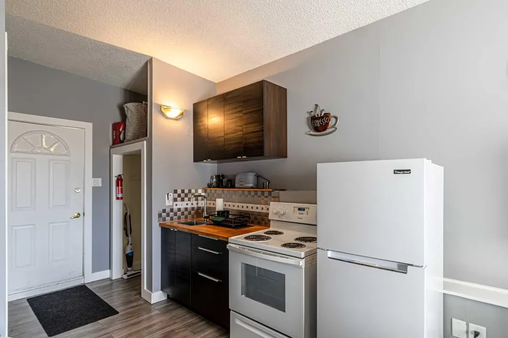 5636 37 Street SW Calgary AB T3E 5M6