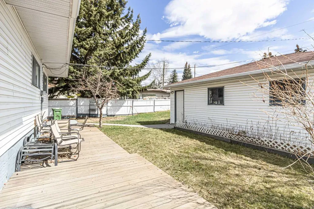 5636 37 Street SW Calgary AB T3E 5M6