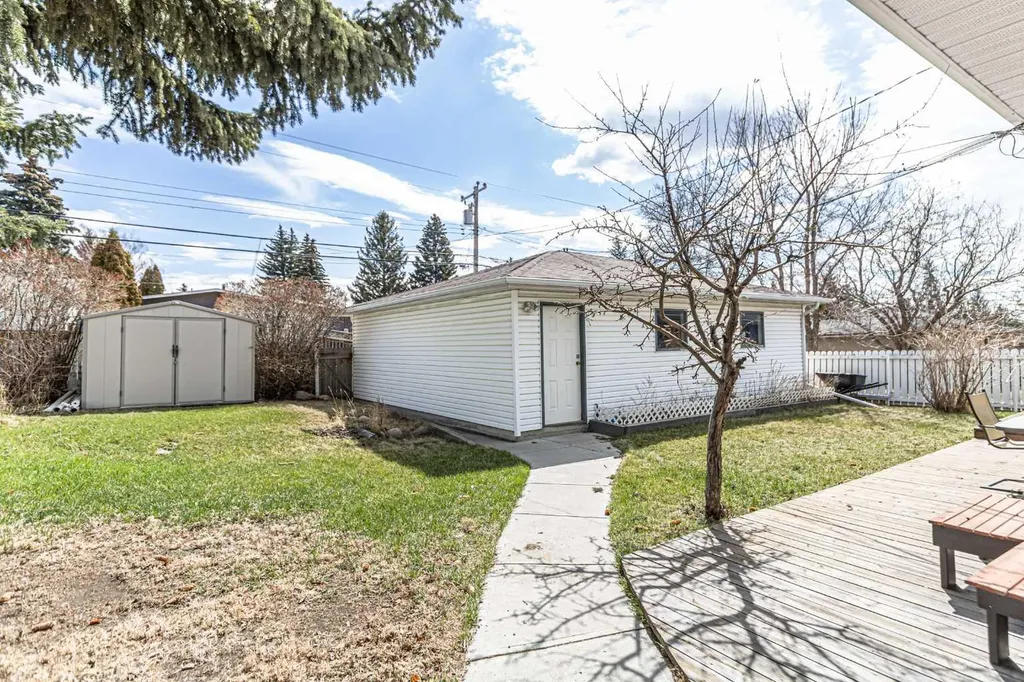 5636 37 Street SW Calgary AB T3E 5M6