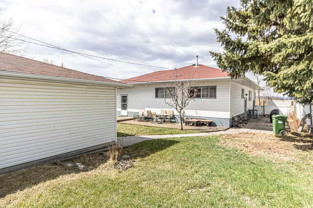 5636 37 Street SW Calgary AB T3E 5M6