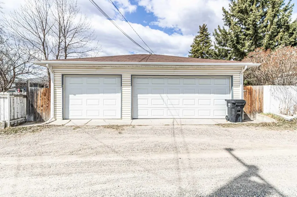5636 37 Street SW Calgary AB T3E 5M6