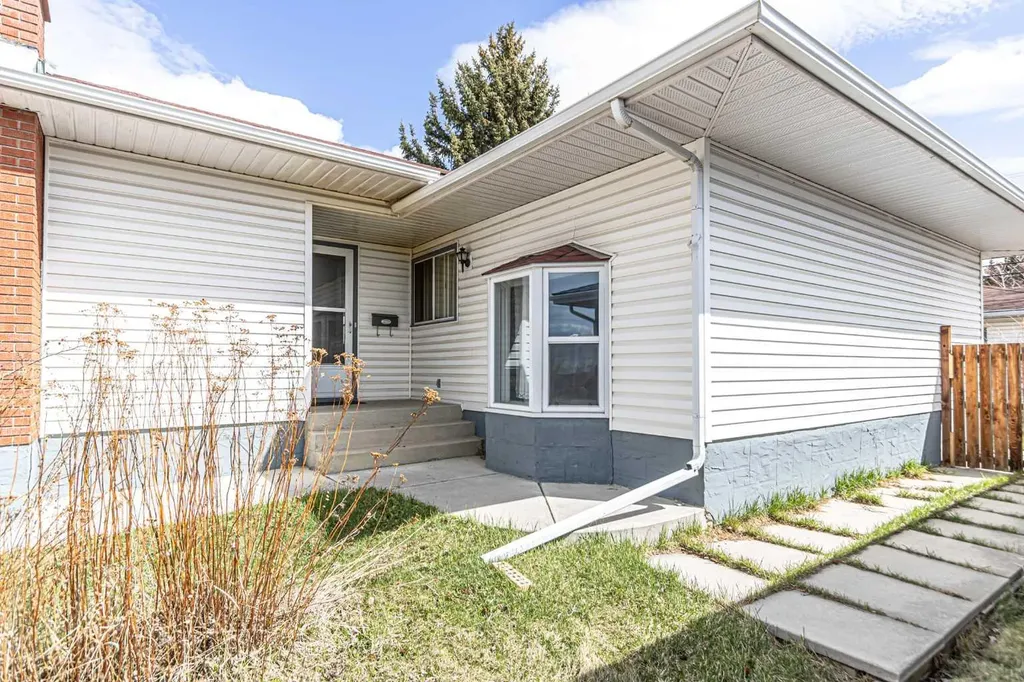 5636 37 Street SW Calgary AB T3E 5M6