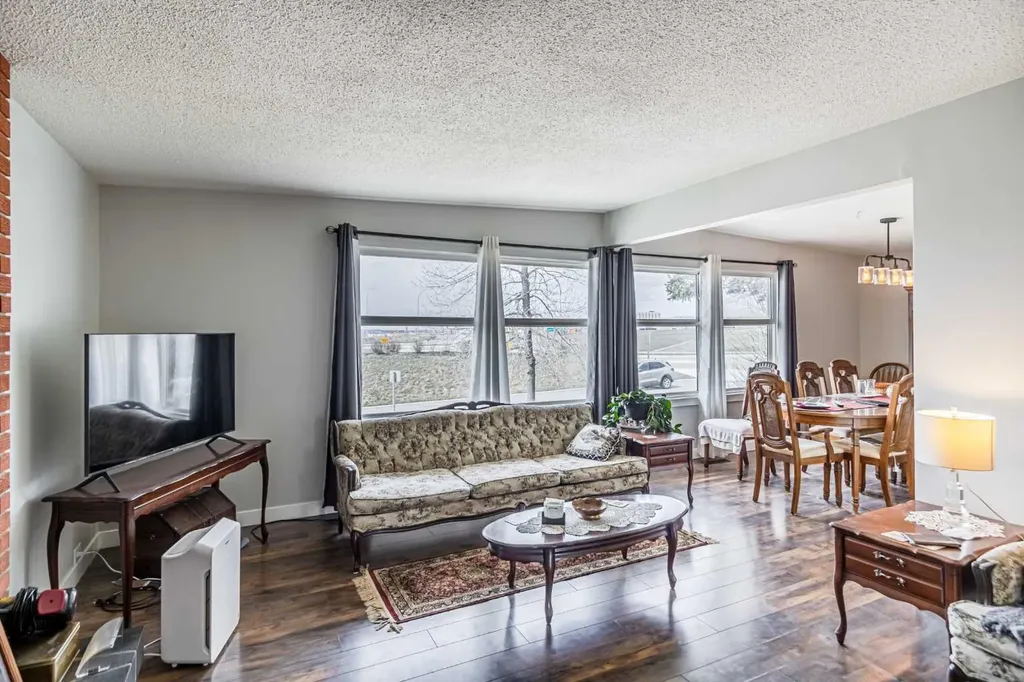 5636 37 Street SW Calgary AB T3E 5M6