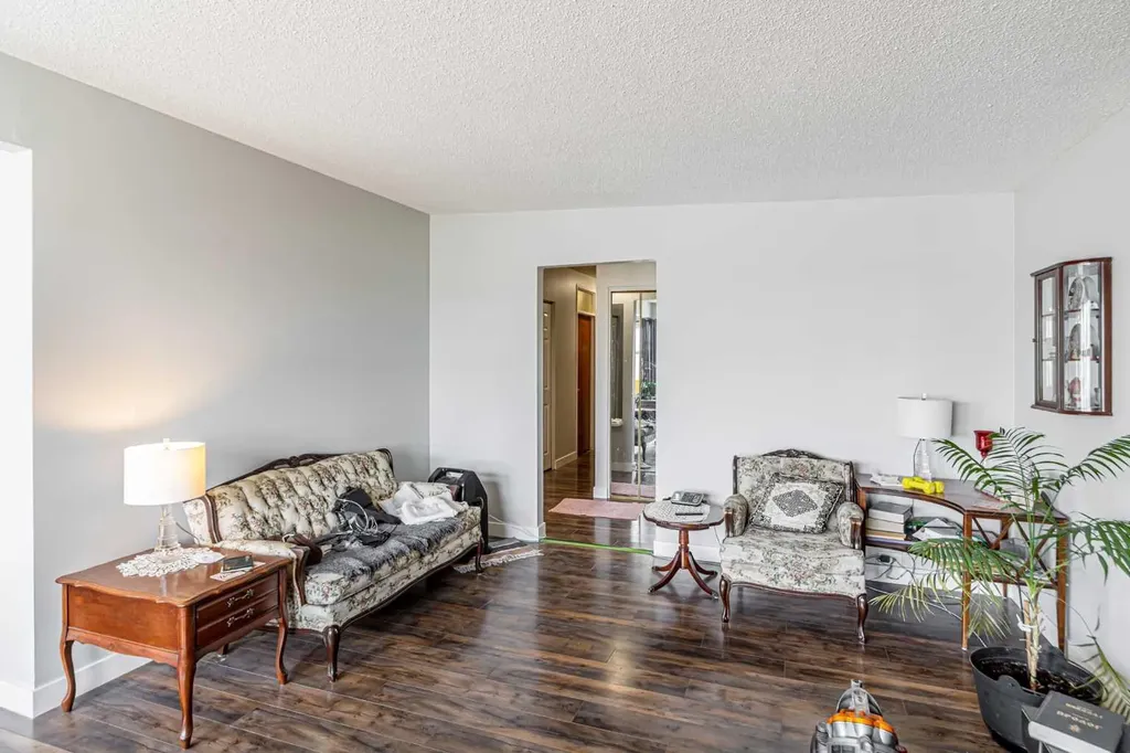 5636 37 Street SW Calgary AB T3E 5M6