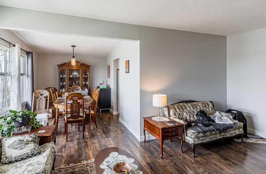 5636 37 Street SW Calgary AB T3E 5M6