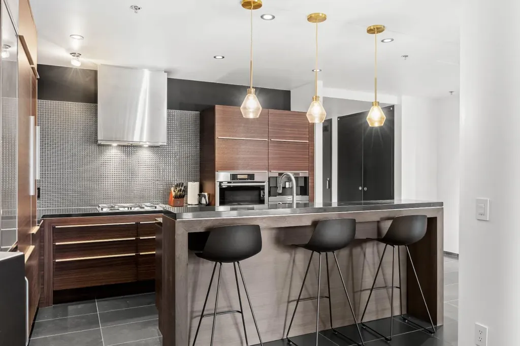 108 9 Avenue SW Calgary AB T2P 0B9
