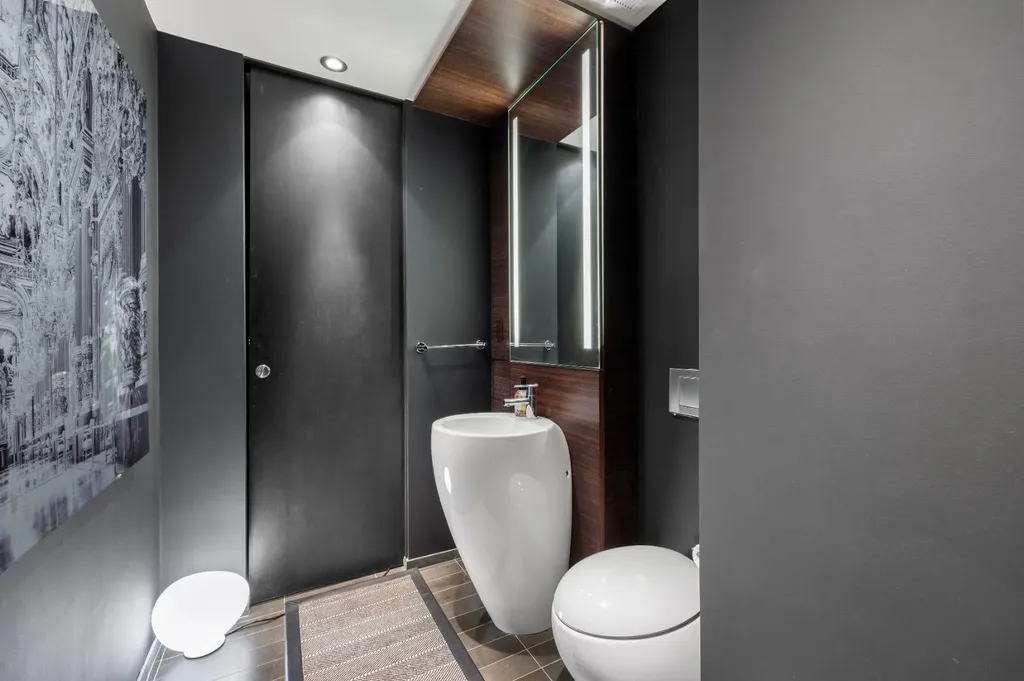 108 9 Avenue SW Calgary AB T2P 0B9