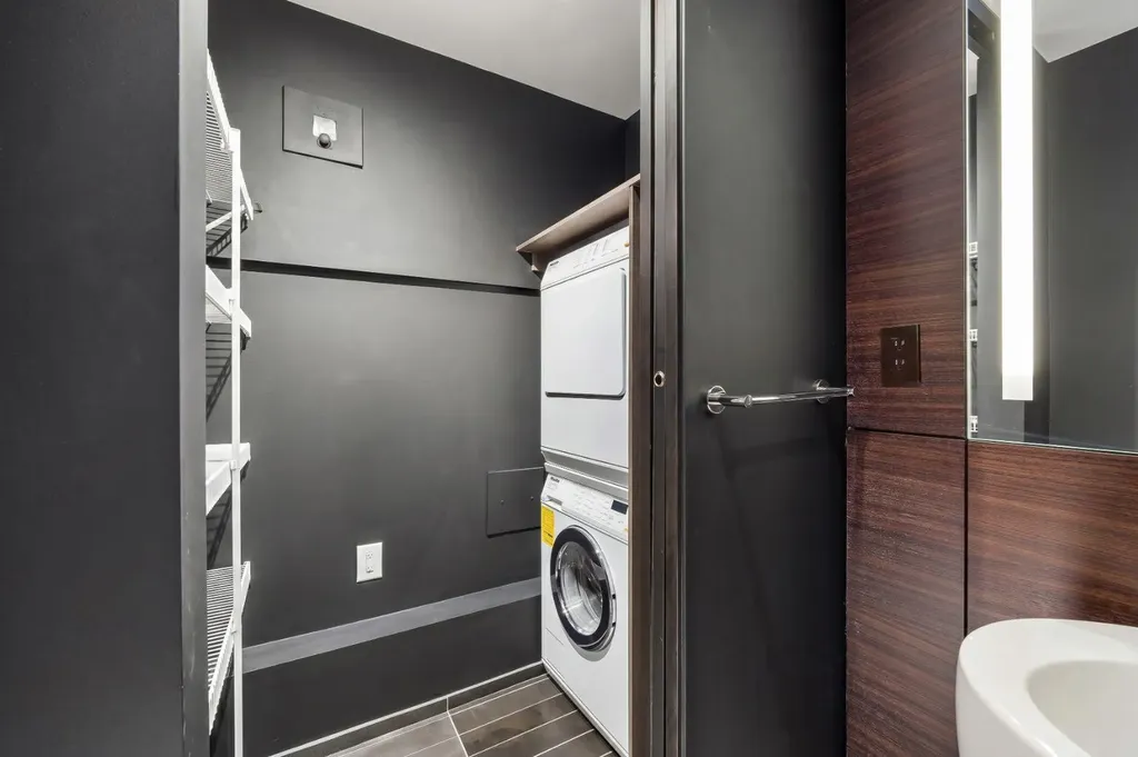 108 9 Avenue SW Calgary AB T2P 0B9