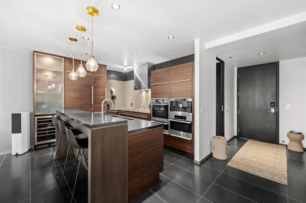 108 9 Avenue SW Calgary AB T2P 0B9