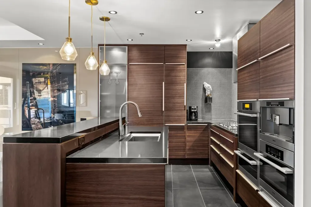 108 9 Avenue SW Calgary AB T2P 0B9