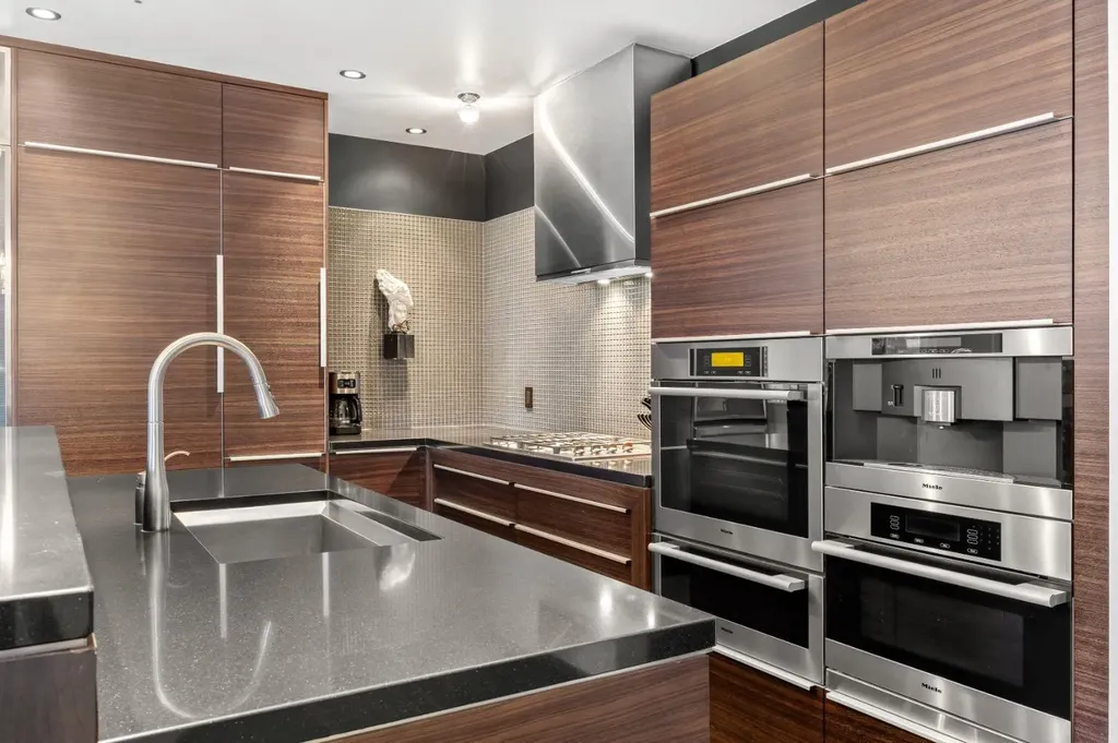 108 9 Avenue SW Calgary AB T2P 0B9
