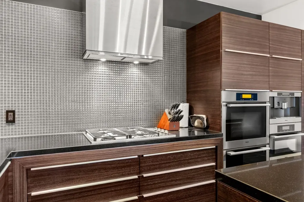 108 9 Avenue SW Calgary AB T2P 0B9