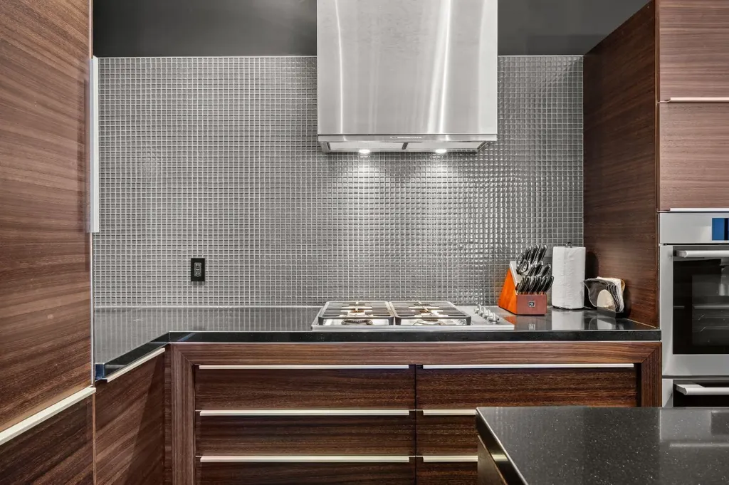 108 9 Avenue SW Calgary AB T2P 0B9