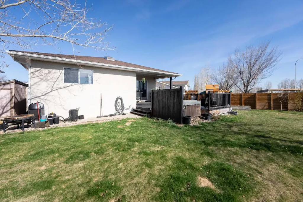 152 Mt Rundle Road W Lethbridge AB T1K 7G1