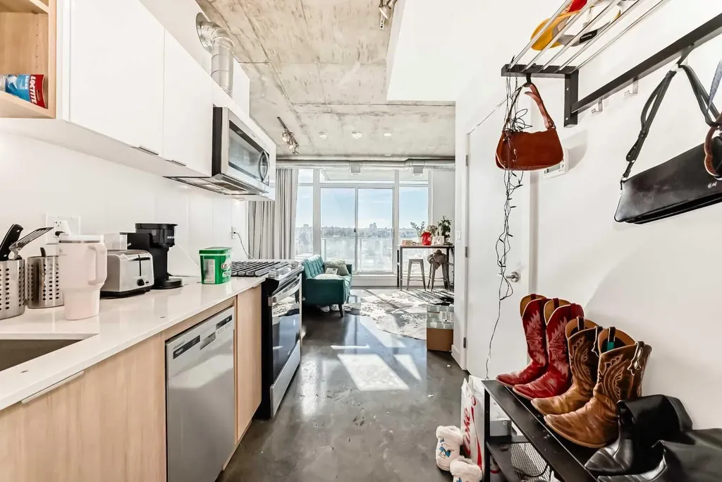 1319 14 Avenue SW Calgary AB T3C0W3