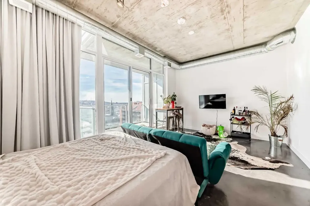 1319 14 Avenue SW Calgary AB T3C0W3