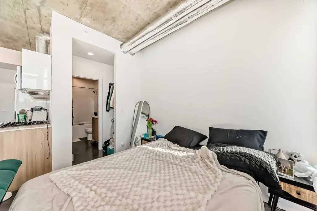1319 14 Avenue SW Calgary AB T3C0W3