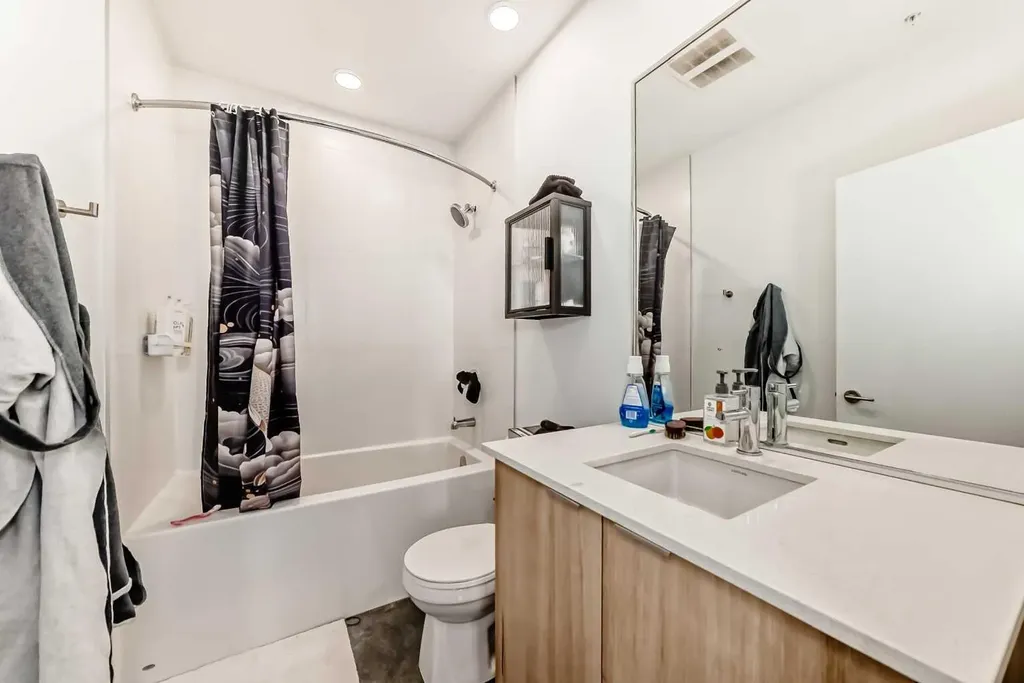 1319 14 Avenue SW Calgary AB T3C0W3