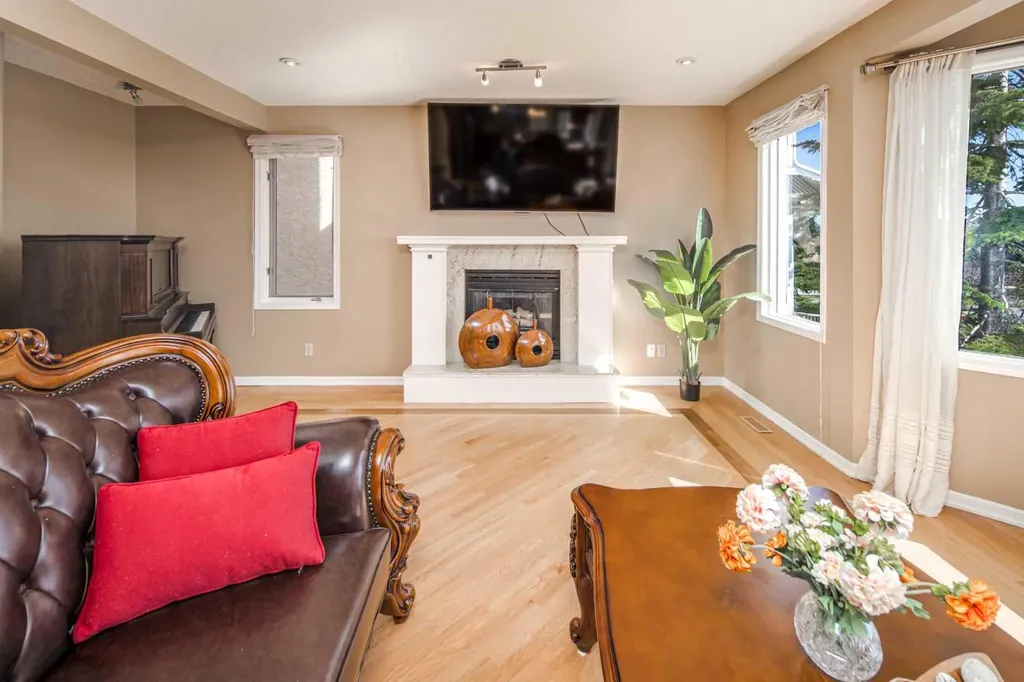 2612 Signal Hill Drive SW Calgary AB T3H 2T7