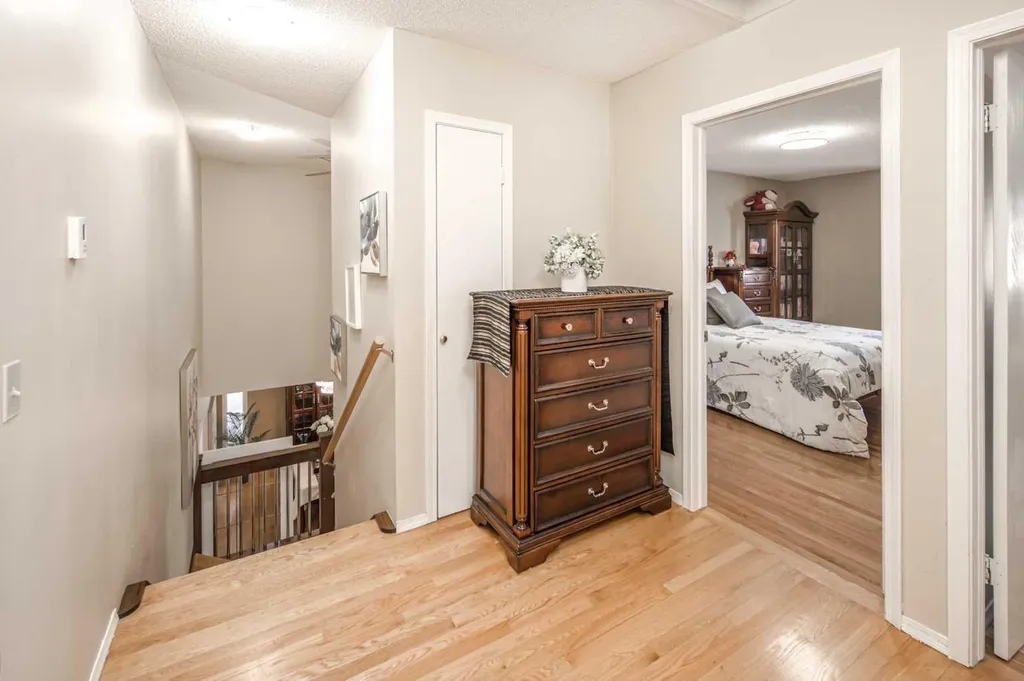 2612 Signal Hill Drive SW Calgary AB T3H 2T7