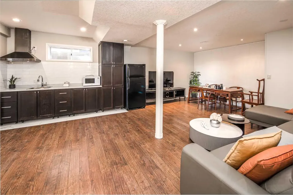 2612 Signal Hill Drive SW Calgary AB T3H 2T7